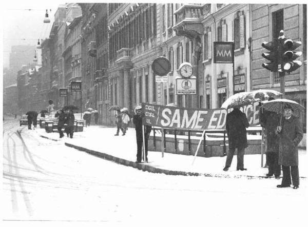 Sciopero generale indetto da Cgil, Cisl e Uil - Corteo sotto la neve in corso Venezia - Lavoratori della Samed editrice con striscione