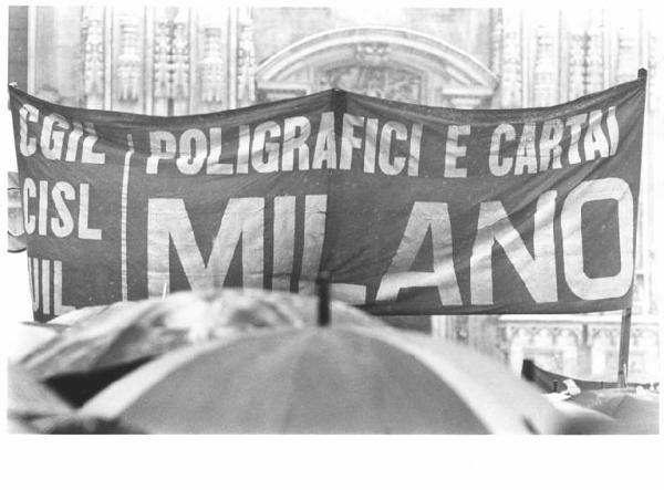 Sciopero generale indetto da Cgil, Cisl e Uil - Corteo sotto la neve in piazza del Duomo - Striscione dei lavoratori poligrafici e cartai