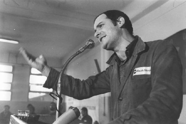 Fabbrica Ercole Marelli - Interno - Assemblea dei lavoratori con Luciano Lama - Palco - Ritratto maschile - Operaio al microfono - Tuta da lavoro