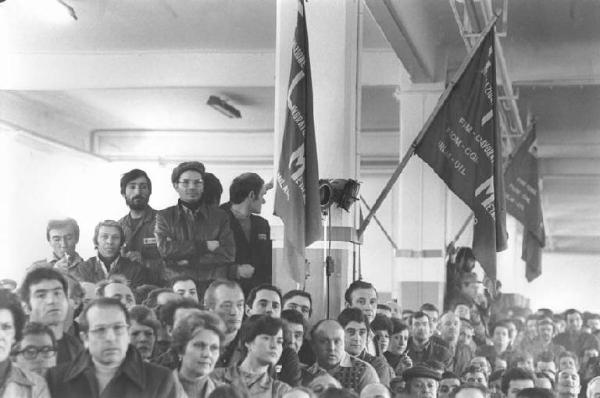 Fabbrica Ercole Marelli - Interno - Assemblea dei lavoratori con Luciano Lama - Platea - Operai con tuta da lavoro - Bandiere Flm