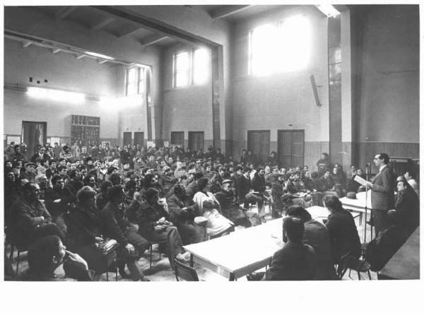 Fabbrica Snia Viscosa - Interno - Assemblea dei lavoratori - Panoramica sulla sala - Lucio De Carlini al microfono