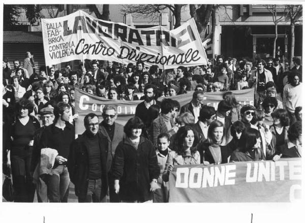 Manifestazione delle donne contro la violenza e il terrorismo - Corteo - Spezzone lavoratrici del Centro Direzionale - Striscione