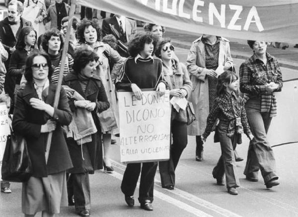 Manifestazione delle donne contro la violenza e il terrorismo - Corteo - Giovani donne con cartello