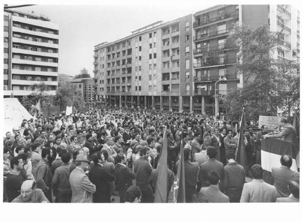 Manifestazione contro il terrorismo dopo l'uccisione di Aldo Moro - Comizio in piazza della Resistenza davanti alla sede del Comune - Panoramica sulla piazza - Sul palco il sindaco Libero Biagi al microfono - Manifestanti - Bandiere