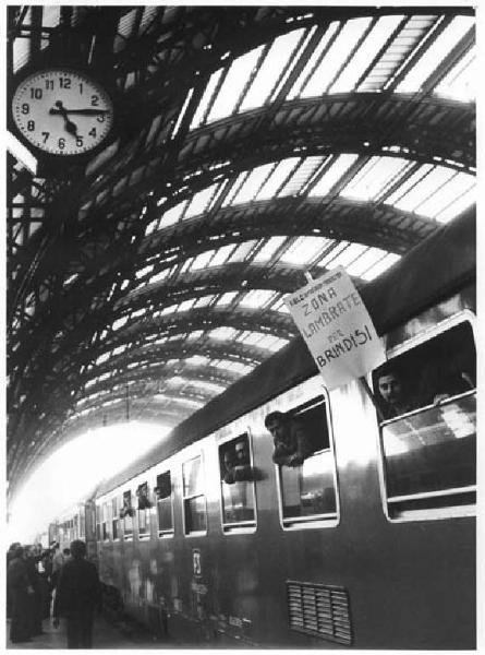 Sciopero dei lavoratori chimici con manifestazione nazionale a Brindisi - Stazione Centrale - Treno con manifestanti in partenza - Cartello