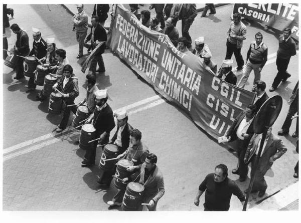 Sciopero dei lavoratori chimici - Manifestazione nazionale a Brindisi - Corteo dall'alto - Lavoratori con tamburi - Spezzone Fulc Napoli - Striscioni