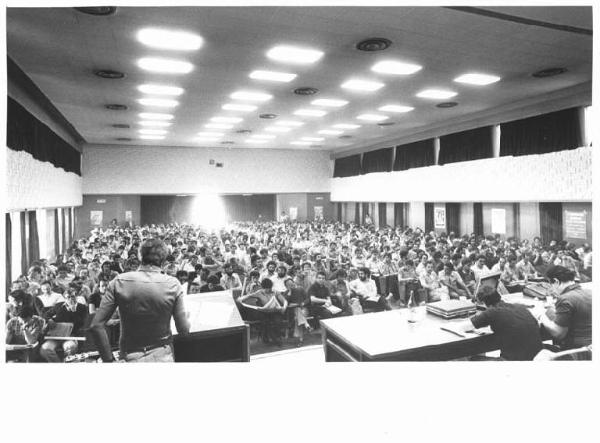 Auditorium Centro Puecher - Interno - Prima conferenza regionale Flm Lombardia - Panoramica sulla sala - Platea - Oratore di spalle