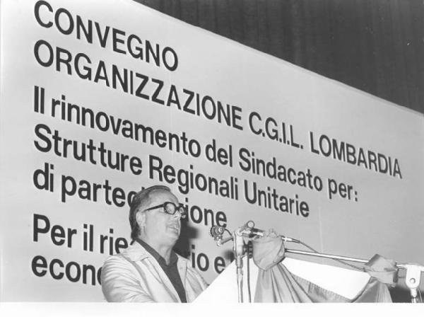 Teatro Nuovo - Interno - Convegno di organizzazione Cgil Lombardia - Palco - Ritratto maschile - Annio Breschi al microfono - Parola d'ordine