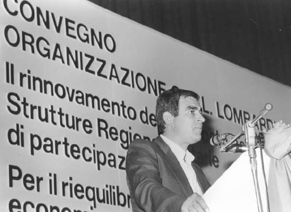 Teatro Nuovo - Interno - Convegno di organizzazione Cgil Lombardia - Palco - Ritratto maschile - Agostino Marianetti al microfono - Parola d'ordine