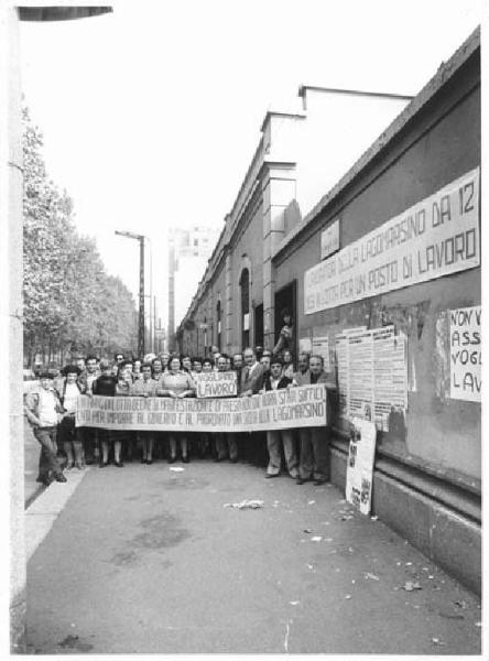 Fabbrica Lagomarsino - Presidio dei lavoratori davanti all'ingresso della fabbrica in difesa del lavoro - Ritratto di gruppo - Operai con striscione e cartello