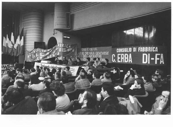 Teatro Nuovo - Interno - Incontro sindacati e operai con le forze di polizia - Platea con il pubblico - Striscioni dei Consigli di fabbrica