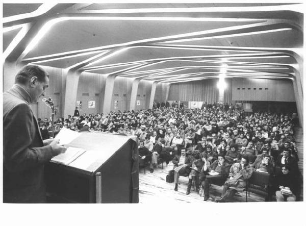 Consiglio provinciale della Fiom di Milano - Interno - Panoramica sulla sala - Antonio Pizzinato di spalle al microfono - Platea con il pubblico