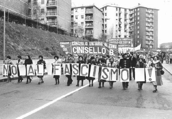 Manifestazione antifascista - Corteo - Spezzone di donne con cartello "No al fascismo!" - Striscioni