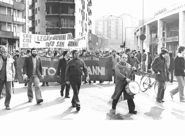 Manifestazione antifascista - Corteo - Spezzone lavoratori metalmeccanici di Sesto San Giovanni - Striscioni - Operaio con tamburo