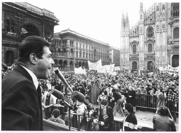 Festa dei lavoratori - Manifestazione del primo maggio - Comizio in piazza del Duomo - Luciano Lama di spalle al microfono - Folla di manifestanti - Striscioni - Il Duomo