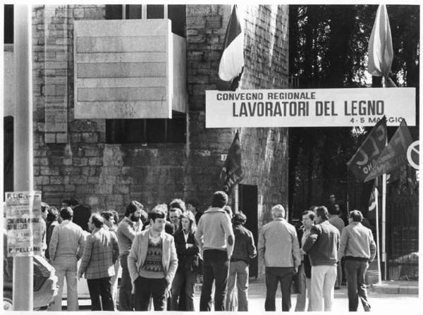 Convegno regionale dei lavoratori del legno - Partecipanti davanti all'ingresso - Manifesto - Bandiera Flc