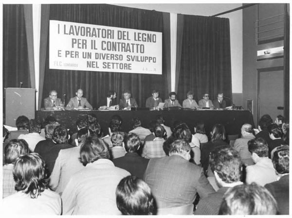 Convegno regionale dei lavoratori del legno - Interno - Palco - Tavolo della presidenza con oratori - Parola d'ordine