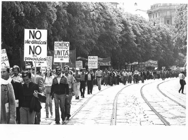 Sciopero dei lavoratori poligrafici per il contratto - Corteo - Lavoratori con cartelli - Striscioni