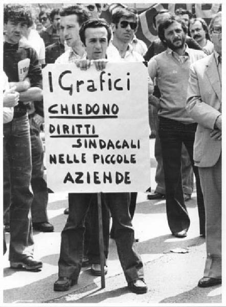 Sciopero dei lavoratori poligrafici per il contratto - Comizio - Ritratto maschile - Lavoratore con cartello