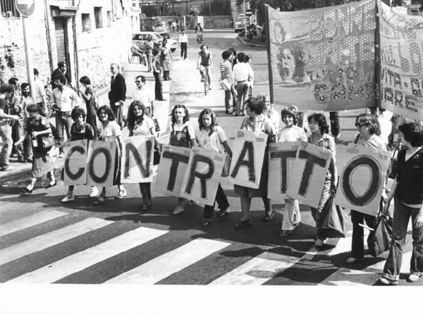 Manifestazione nazionale dei lavoratori metalmeccanici per il contratto - Corteo - Spezzone di donne con cartello "contratto" - Striscioni