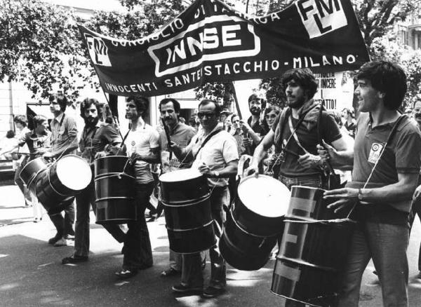 Manifestazione nazionale dei lavoratori metalmeccanici per il contratto - Corteo - Spezzone lavoratori dell'Innse con tamburi - Striscione