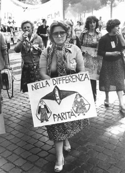 Manifestazione nazionale dei lavoratori metalmeccanici per il contratto - Corteo - Spezzone di donne - Ritratto femminile - Donna con cartello per la parità - Striscione