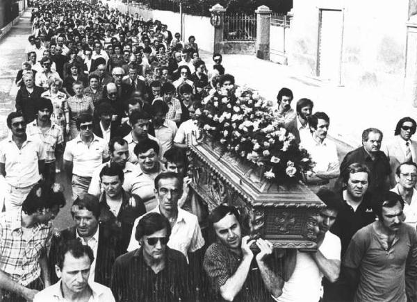 Funerale di Carla Pedruzzi - Corteo funebre - Uomini trasportano la bara