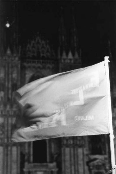 Manifestazione notturna per il Nicaragua - Piazza del Duomo - Bandiera Flm