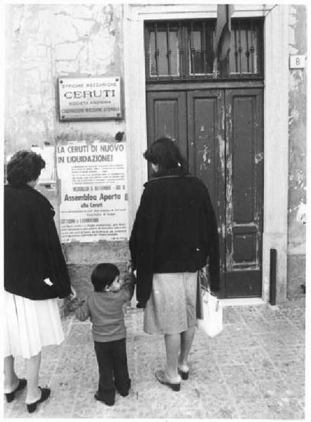 Fabbrica Ceruti - Manifesto di assemblea aperta appeso davanti all'ingresso della fabbrica - Donne con bambino leggono il cartello