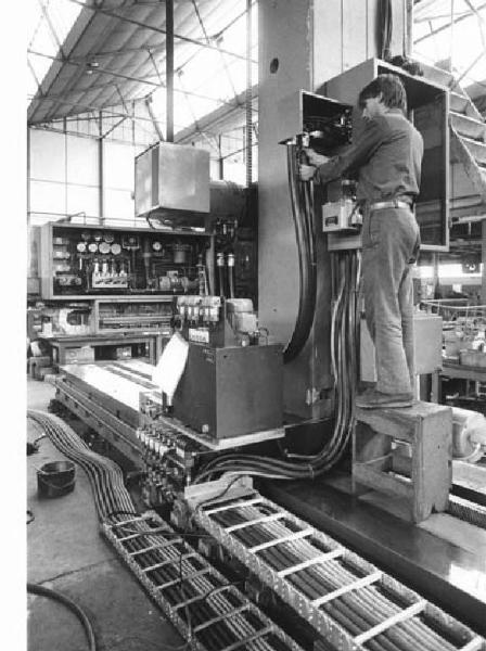 Fabbrica metalmeccanica Ceruti - Capannone - Interno - Operaio al lavoro - Macchine industriali