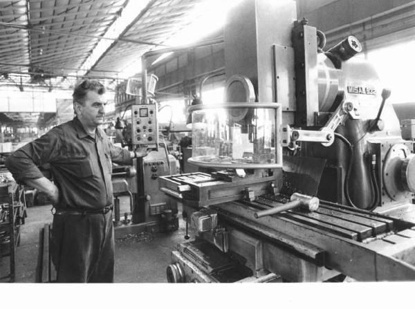 Fabbrica metalmeccanica Ceruti - Capannone - Interno - Operaio al lavoro - Macchine industriali - Tornio