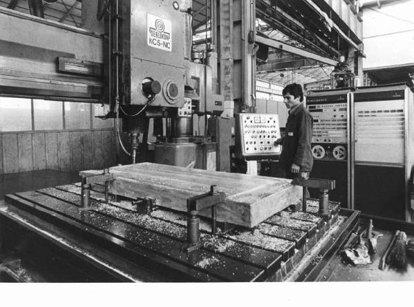 Fabbrica metalmeccanica Ceruti - Capannone - Interno - Operaio al lavoro - Macchine industriali - Fresatrice