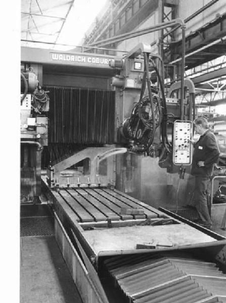 Fabbrica metalmeccanica Ceruti - Capannone - Interno - Operaio al lavoro - Macchinario di lavorazione