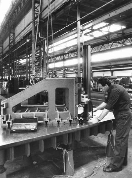 Fabbrica metalmeccanica Ceruti - Capannone - Interno - Operaio al lavoro - Macchinario di lavorazione