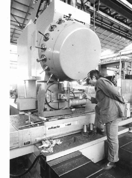 Fabbrica metalmeccanica Ceruti - Capannone - Interno - Operaio al lavoro - Macchine industriali - Centro di lavoro verticale della Olivetti