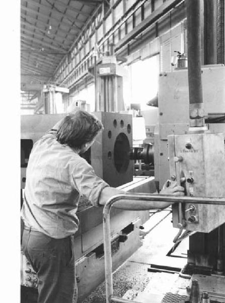 Fabbrica metalmeccanica Ceruti - Capannone - Interno - Operaio al lavoro - Macchinario di lavorazione