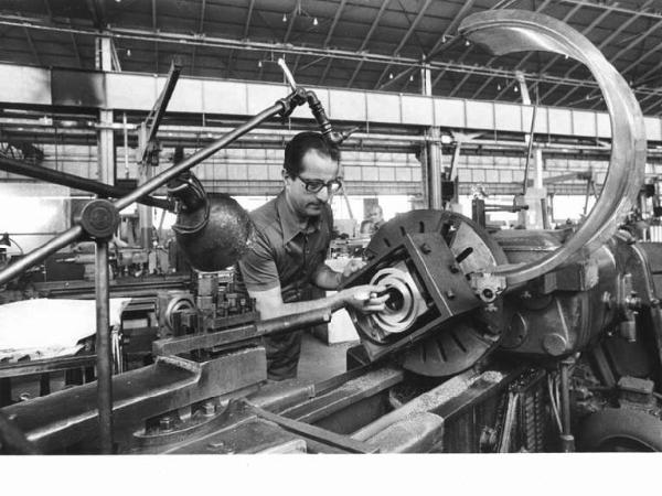 Fabbrica metalmeccanica Ceruti - Capannone - Interno - Operaio al lavoro - Macchine industriali - Tornio