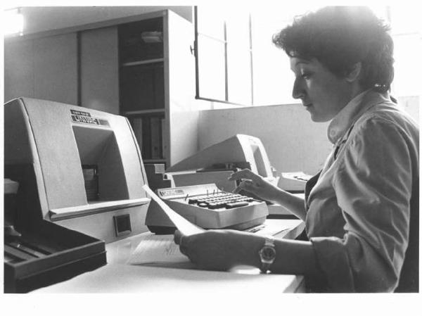 Fabbrica metalmeccanica Ceruti - Ufficio amministrazione - Interno - Impiegata al lavoro - Computer Univac