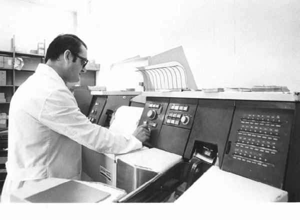 Fabbrica metalmeccanica Ceruti - Ufficio amministrazione - Interno - Impiegato al lavoro - Computer Univac