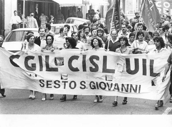 Sciopero dei lavoratori pubblici - Corteo - Spezzone lavoratori di Sesto San Giovanni - Striscione - Bandiere