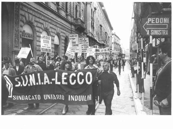 Sciopero del Sindacato Nazionale Unitario Inquilini ed Assegnatari (Sunia) - Corteo - Spezzone Sunia di Lecco - Striscione - Cartelli