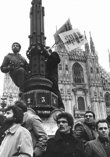 Sciopero dei lavoratori metalmeccanici delle Regioni del Centro-Nord per il contratto - Comizio in piazza del Duomo - Uomini sul lampione con cartelli - Il Duomo
