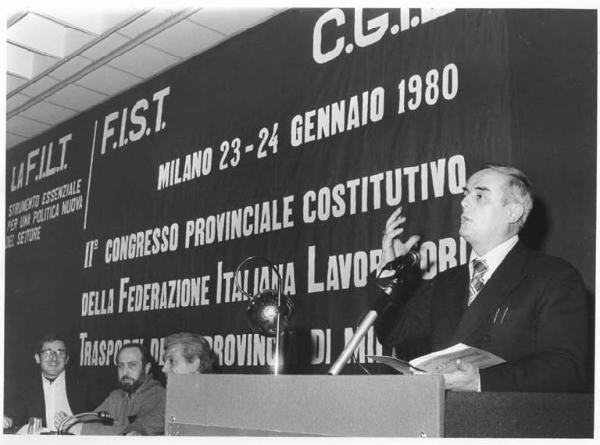 Residence Leonardo da Vinci - Sala dei congressi - Interno - Secondo congresso provinciale Filt Fist Cgil - Tavolo della presidenza - Oratore al microfono - Parola d'ordine