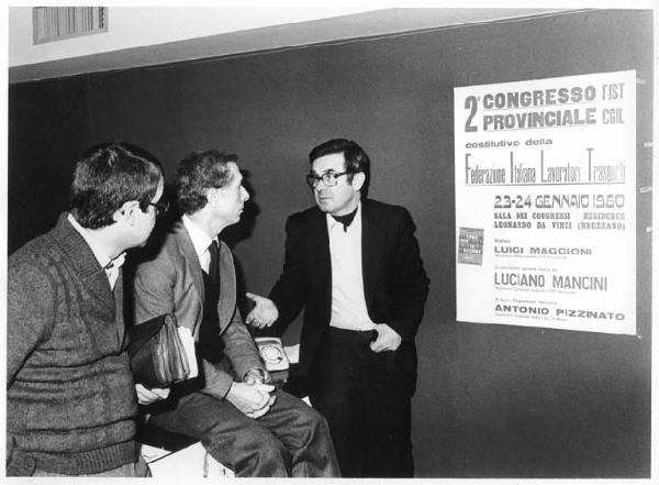 Residence Leonardo da Vinci - Sala dei congressi - Interno - Secondo congresso provinciale Filt Fist Cgil - Tre delegati discutono - Manifesto del congresso