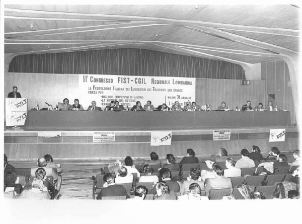 Palazzo della Regione Lombardia (Pirellone) - Auditorium - Interno - Secondo congresso regionale Fist Cgil - Tavolo della presidenza con oratori - Manifesti del congresso - Parola d'ordine