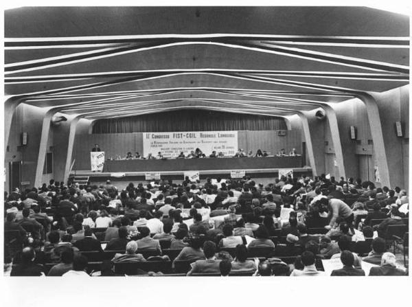 Palazzo della Regione Lombardia (Pirellone) - Auditorium - Interno - Secondo congresso regionale Fist Cgil - Panoramica sulla sala - Platea - Palco con tavolo della presidenza - Manifesti del congresso - Parola d'ordine