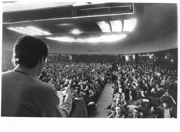 Teatro Nuovo - Interno - Terzo congresso regionale della Cgil - Panoramica sulla sala - Oratore di spalle - Platea con il pubblico