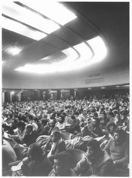 Teatro Nuovo - Interno - Terzo congresso regionale della Cgil - Platea con il pubblico