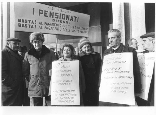 Presidio dei pensionati davanti alla sede della Regione Lombardia per la riforma sanitaria - Pensionati con cartelli - Striscione Cgil, Cisl, Uil