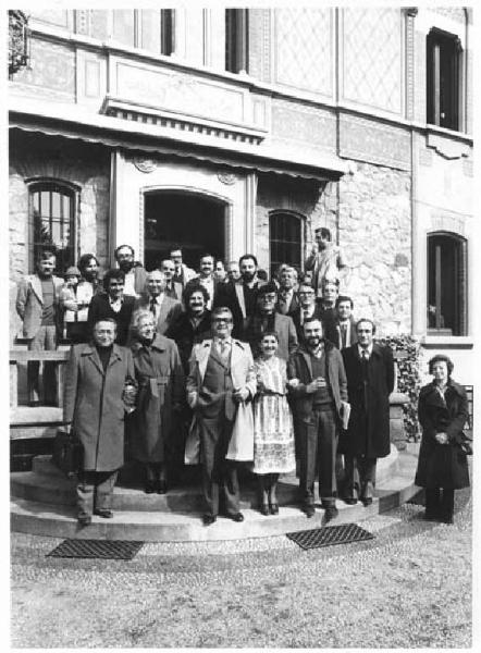 Inaugurazione del centro di formazione sindacale - Ritratto di gruppo davanti all'ingresso della villa - Tra i presenti Vera Ciceri Invernizzi, Saverio Nigretti, Angela Mazzini, Walter Alini, Luigi Borsotti, Adriano Japà